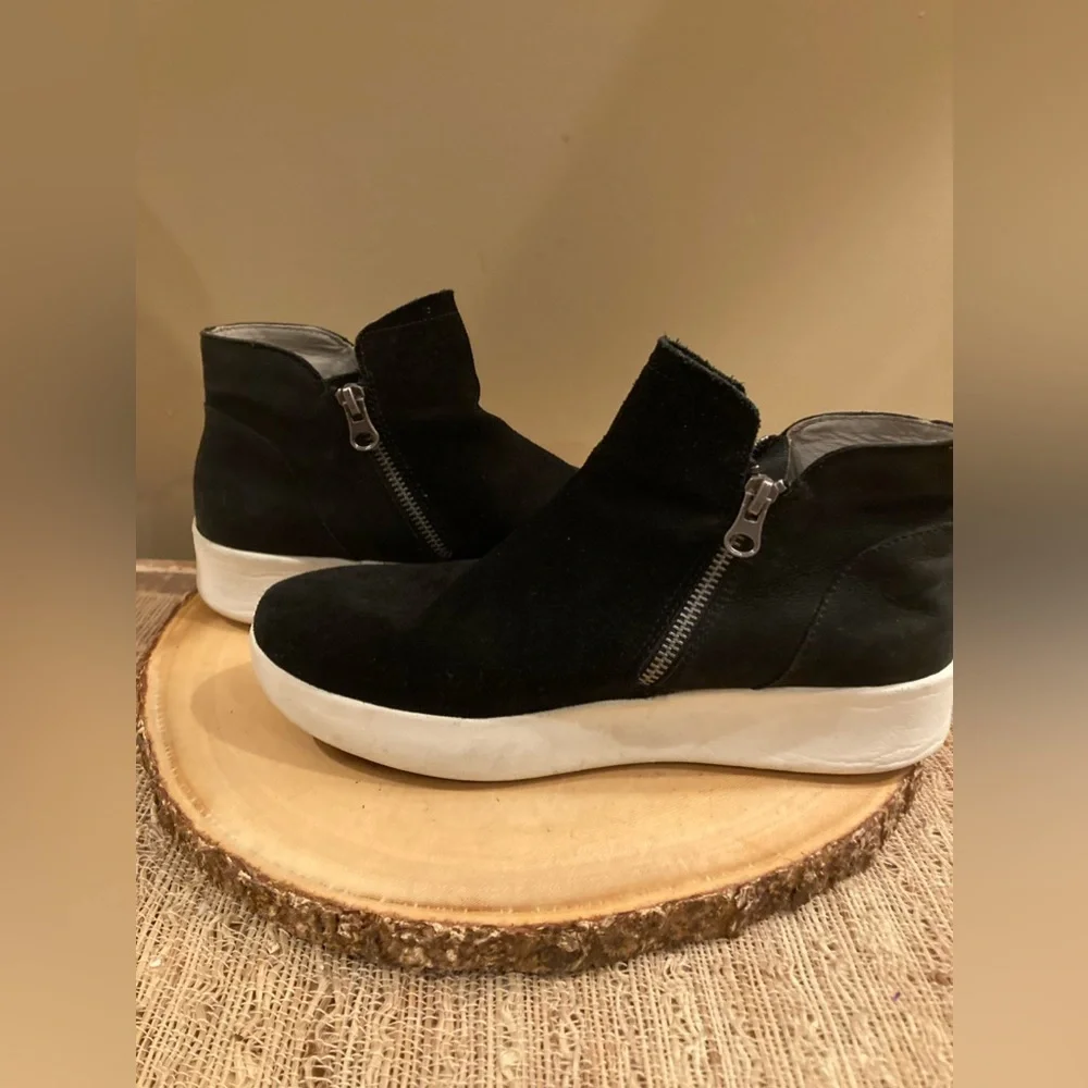 OTBT Astrid Sneaker ￼ Ankle Bootie Size 9 Ebony, Black‎ Side Zip Women’s